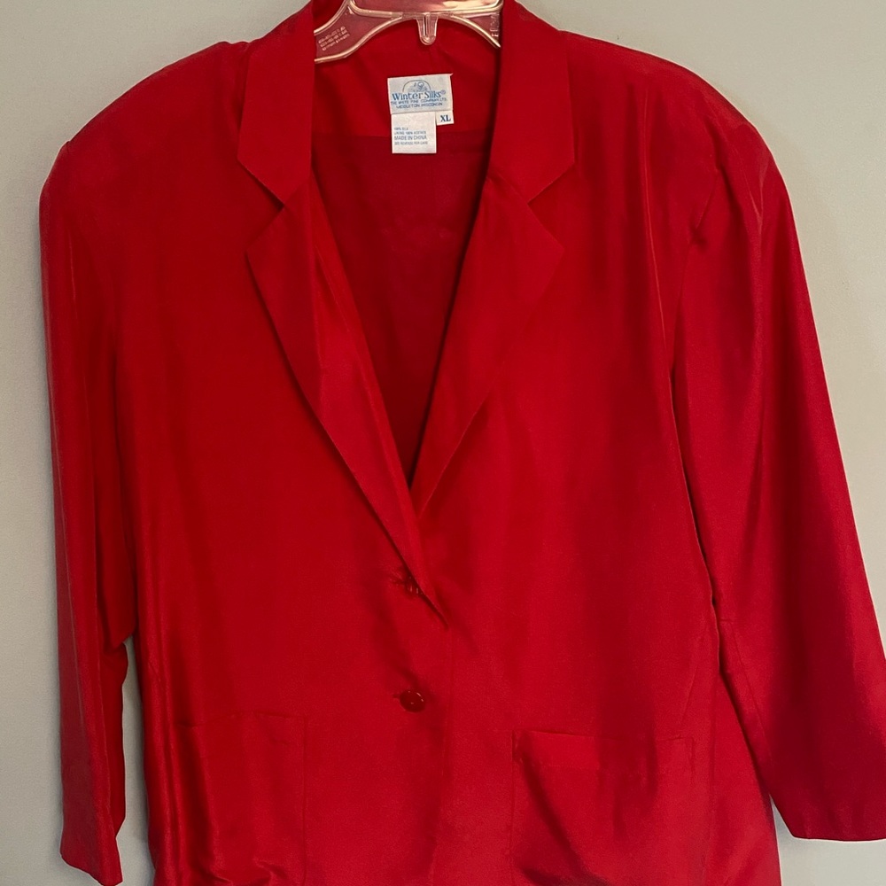 XL Women’s blazer with sewn in shoulder pads.